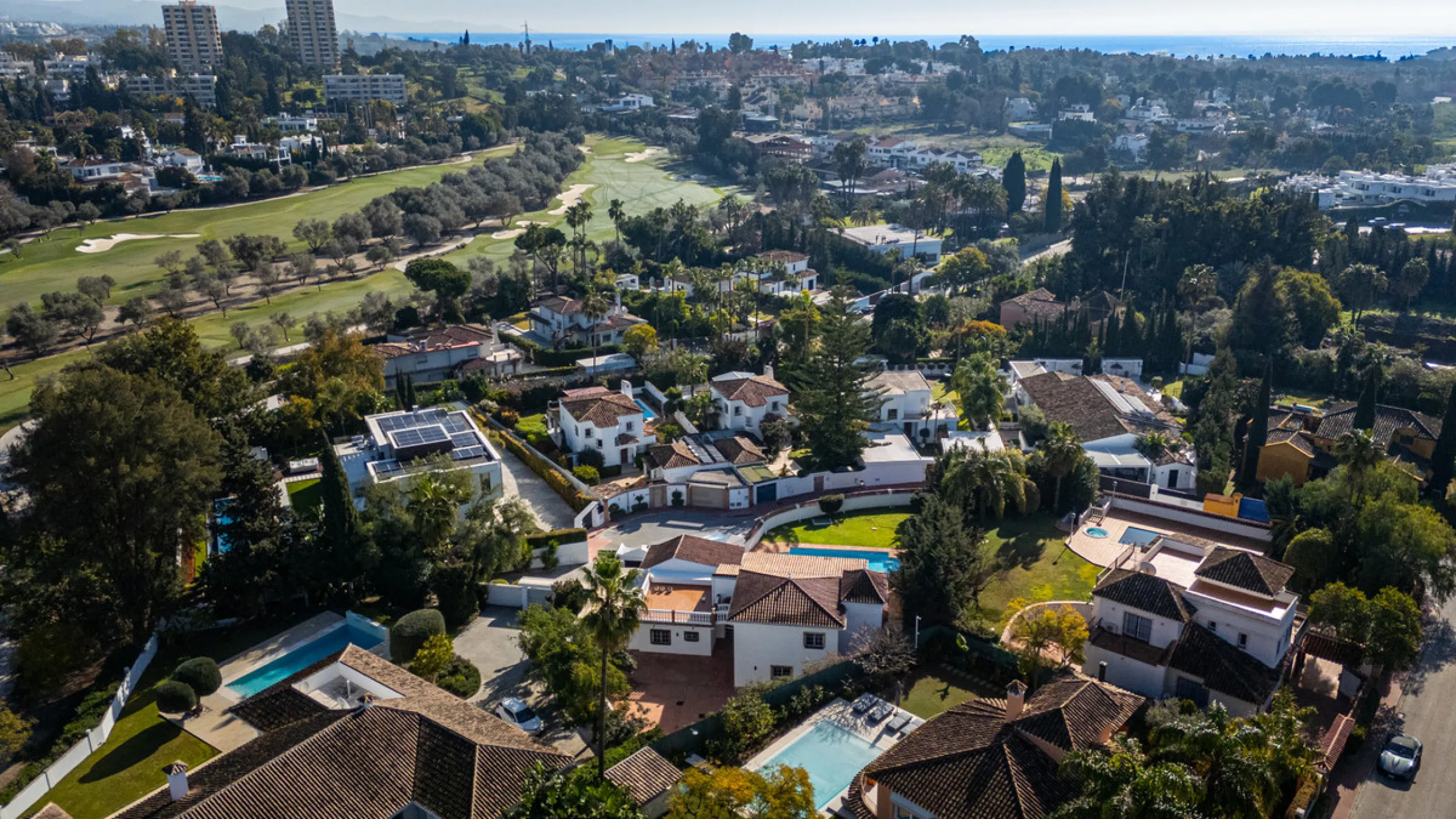 House - Detached Villa в продаже в Marbella, Málaga. В доме 4 спален и 4 ванных комнат. Площадь дома 466 м². Площадь участка 1000 м²