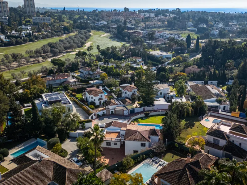 House - Detached Villa в продаже в Marbella, Málaga. В доме 4 спален и 4 ванных комнат. Площадь дома 466 м². Площадь участка 1000 м²