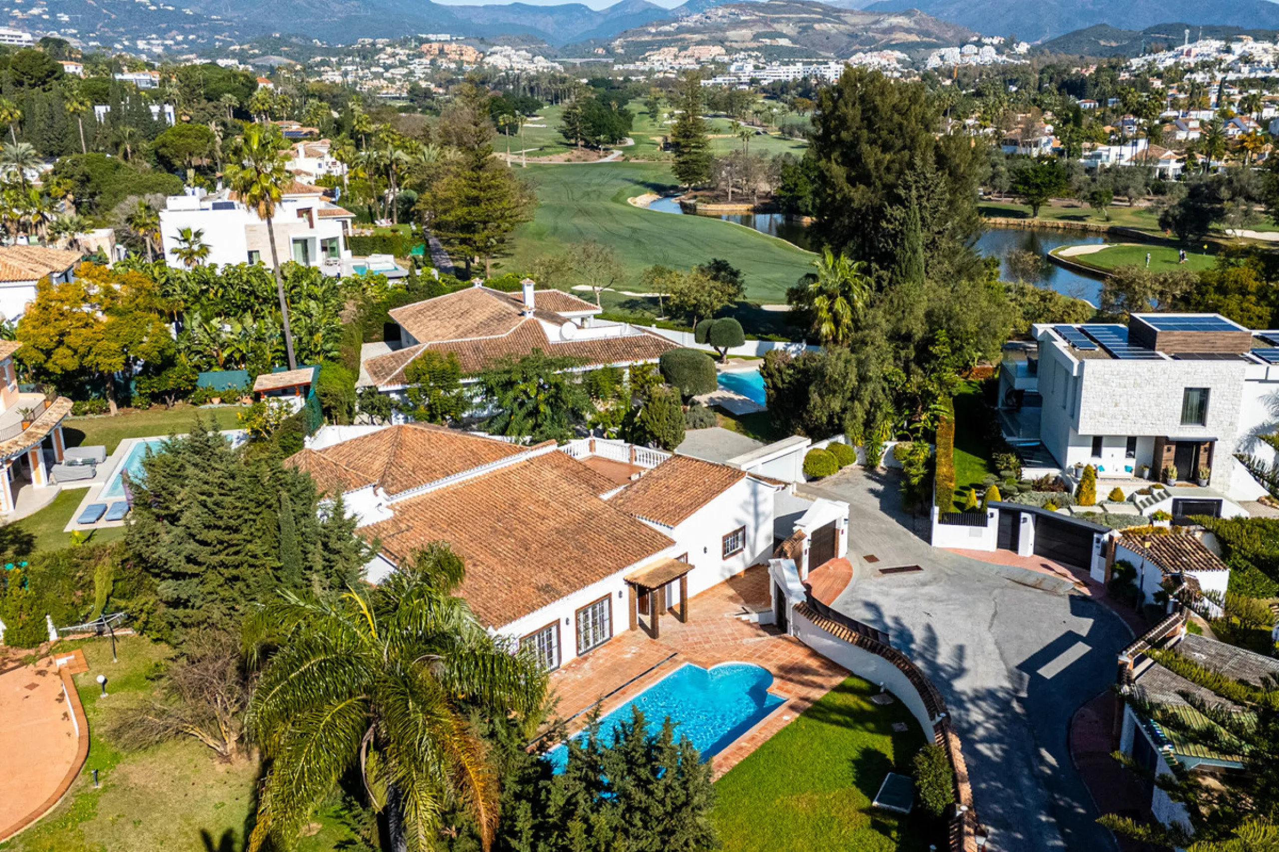 House - Detached Villa в продаже в Marbella, Málaga. В доме 4 спален и 4 ванных комнат. Площадь дома 466 м². Площадь участка 1000 м²