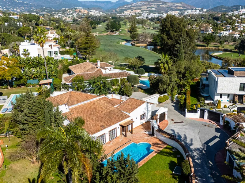 House - Detached Villa в продаже в Marbella, Málaga. В доме 4 спален и 4 ванных комнат. Площадь дома 466 м². Площадь участка 1000 м²