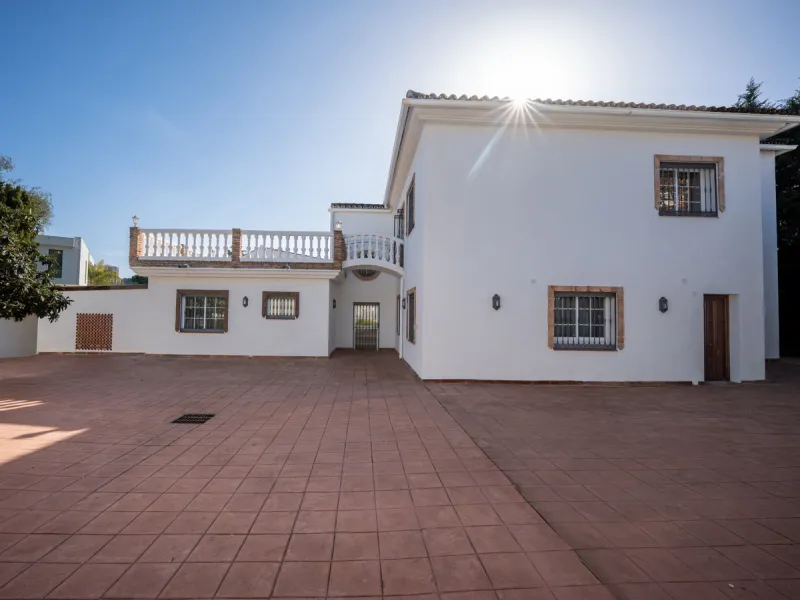 House - Detached Villa в продаже в Marbella, Málaga. В доме 4 спален и 4 ванных комнат. Площадь дома 466 м². Площадь участка 1000 м²