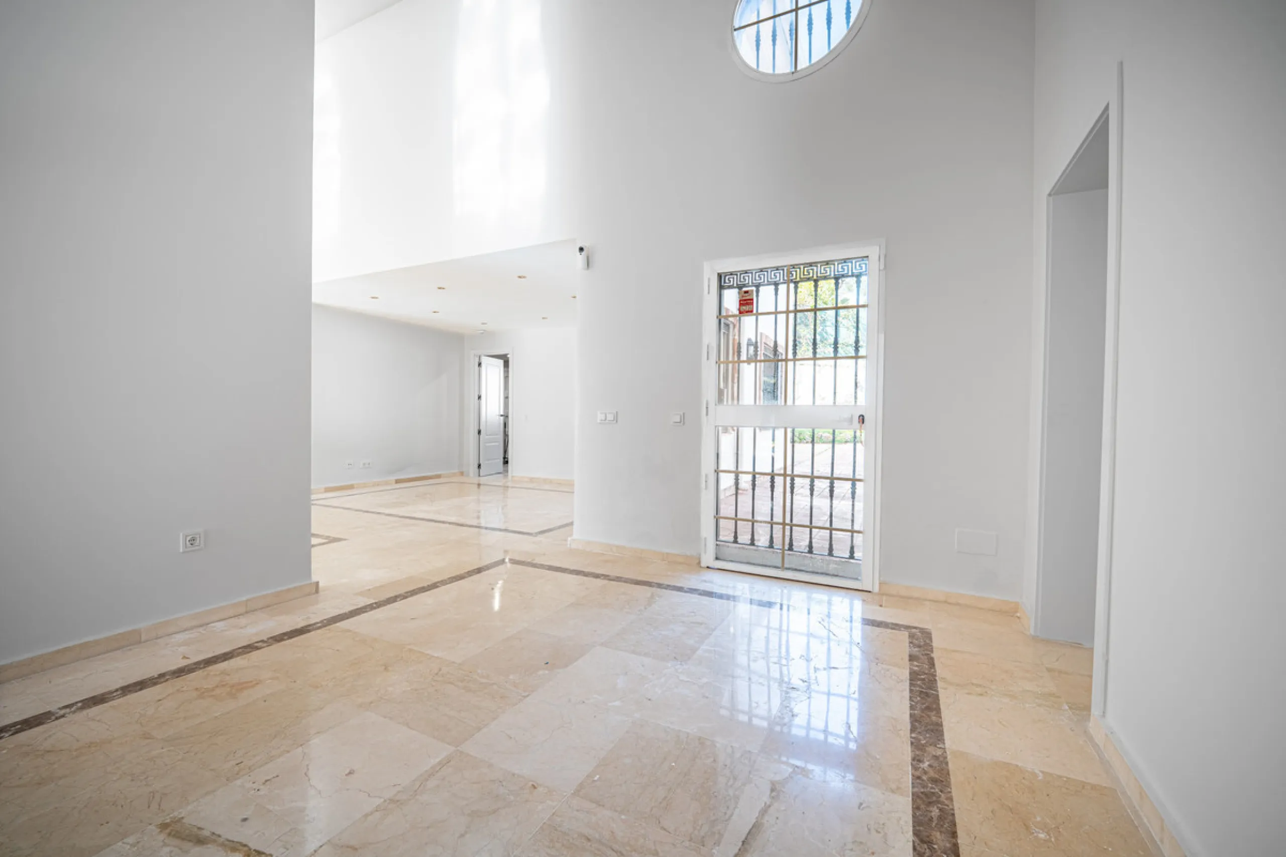 House - Detached Villa в продаже в Marbella, Málaga. В доме 4 спален и 4 ванных комнат. Площадь дома 466 м². Площадь участка 1000 м²