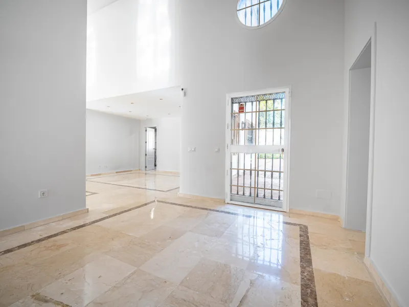 House - Detached Villa в продаже в Marbella, Málaga. В доме 4 спален и 4 ванных комнат. Площадь дома 466 м². Площадь участка 1000 м²