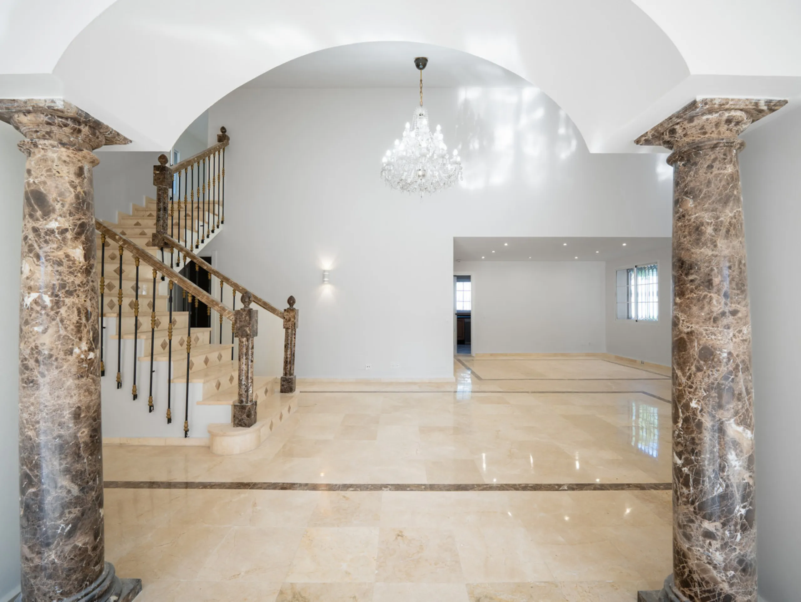 House - Detached Villa в продаже в Marbella, Málaga. В доме 4 спален и 4 ванных комнат. Площадь дома 466 м². Площадь участка 1000 м²