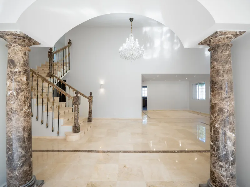 House - Detached Villa в продаже в Marbella, Málaga. В доме 4 спален и 4 ванных комнат. Площадь дома 466 м². Площадь участка 1000 м²