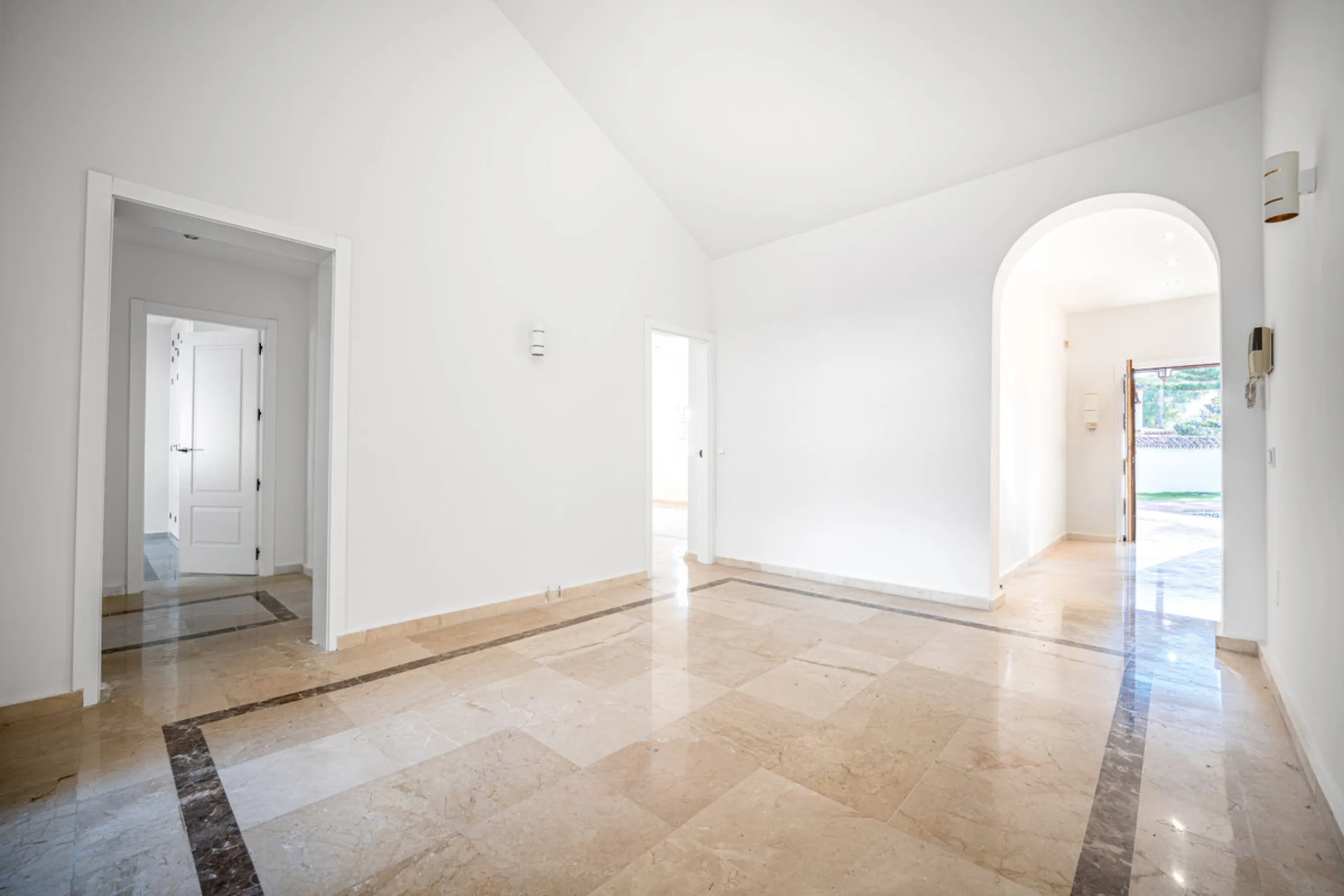 House - Detached Villa в продаже в Marbella, Málaga. В доме 4 спален и 4 ванных комнат. Площадь дома 466 м². Площадь участка 1000 м²