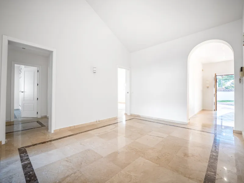 House - Detached Villa в продаже в Marbella, Málaga. В доме 4 спален и 4 ванных комнат. Площадь дома 466 м². Площадь участка 1000 м²