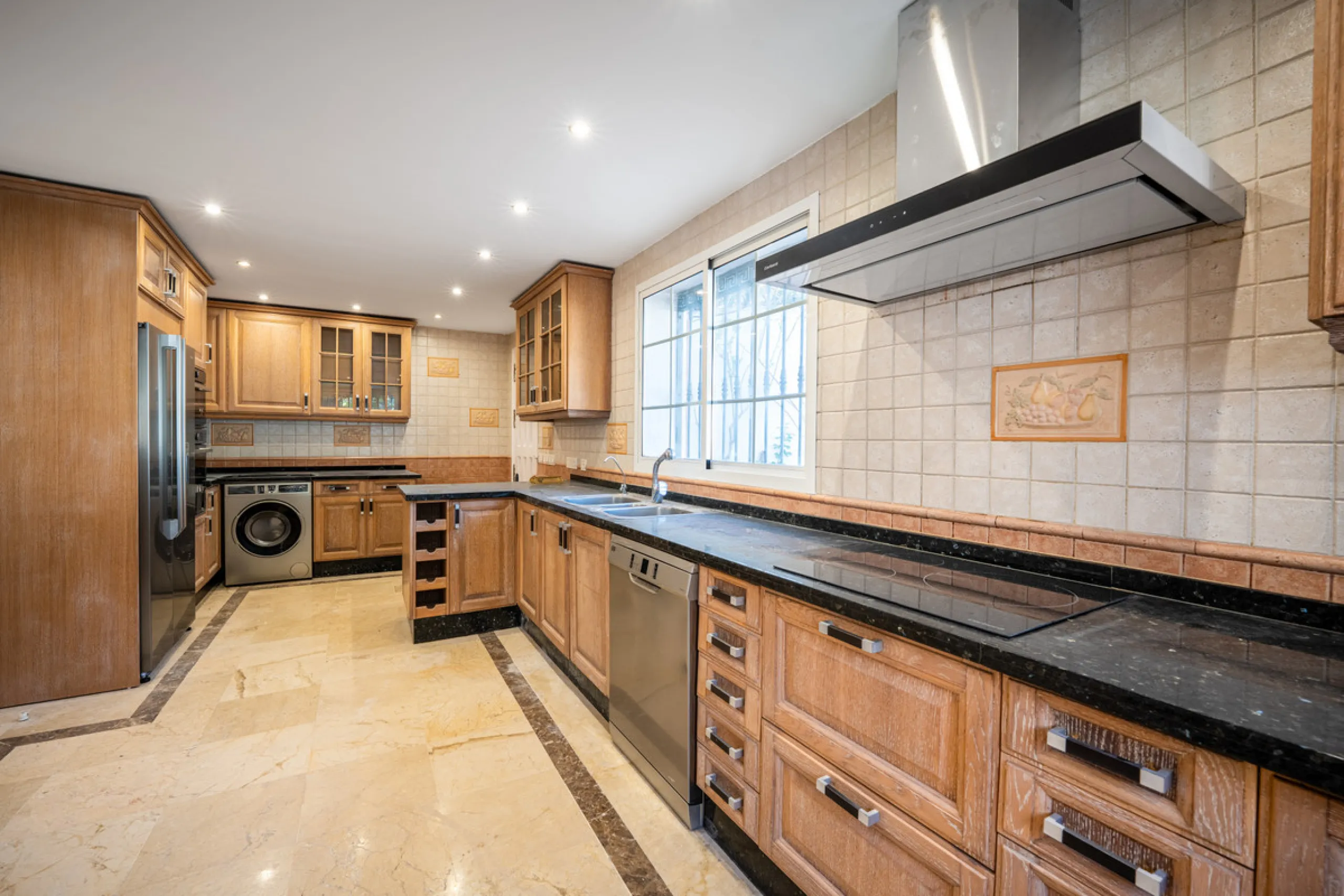 House - Detached Villa в продаже в Marbella, Málaga. В доме 4 спален и 4 ванных комнат. Площадь дома 466 м². Площадь участка 1000 м²