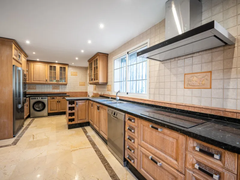House - Detached Villa в продаже в Marbella, Málaga. В доме 4 спален и 4 ванных комнат. Площадь дома 466 м². Площадь участка 1000 м²