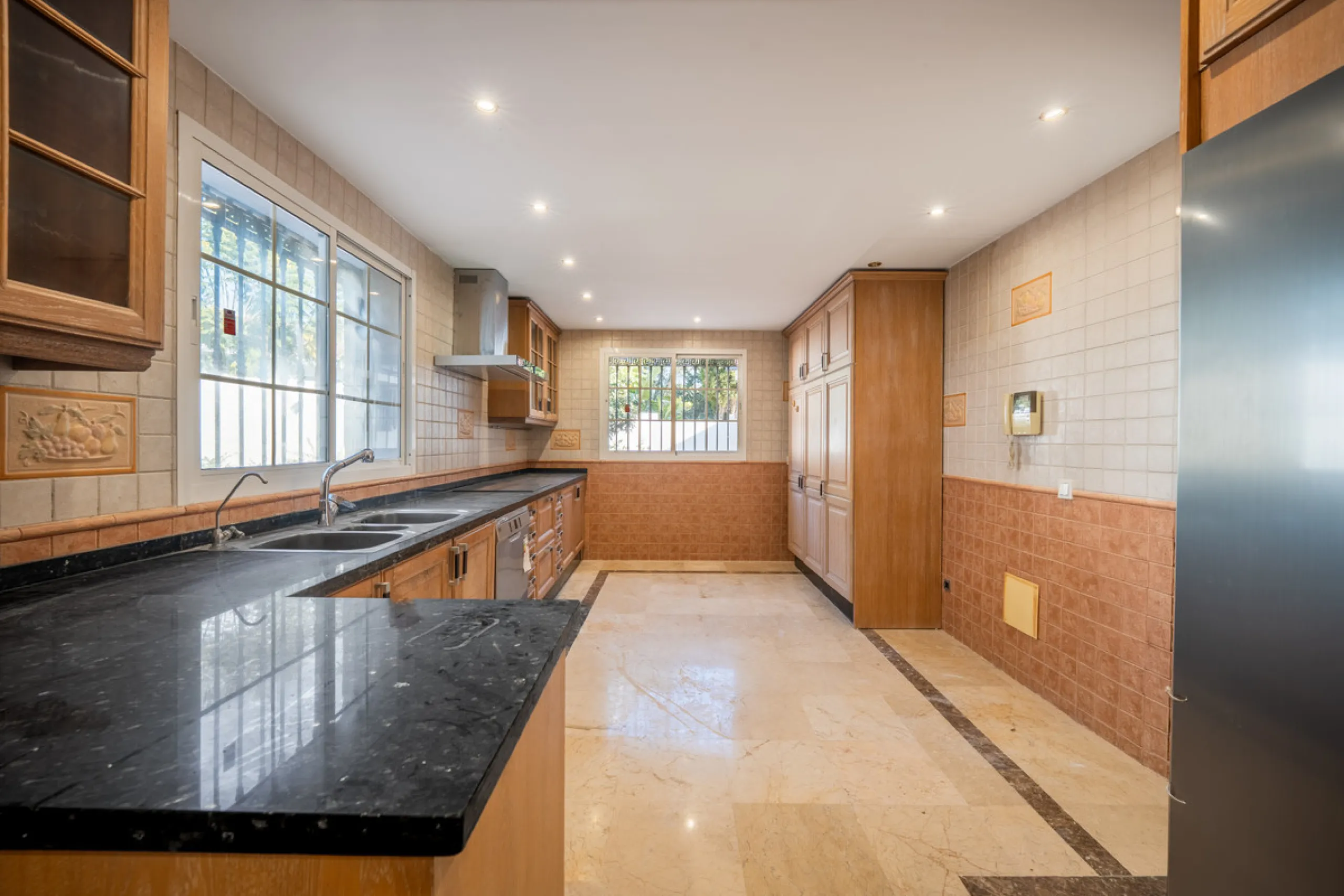 House - Detached Villa в продаже в Marbella, Málaga. В доме 4 спален и 4 ванных комнат. Площадь дома 466 м². Площадь участка 1000 м²