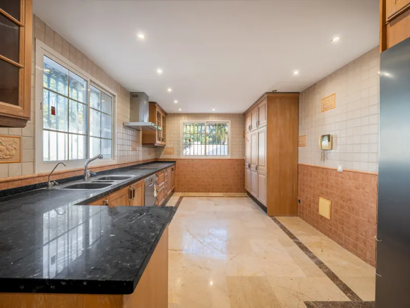House - Detached Villa в продаже в Marbella, Málaga. В доме 4 спален и 4 ванных комнат. Площадь дома 466 м². Площадь участка 1000 м²