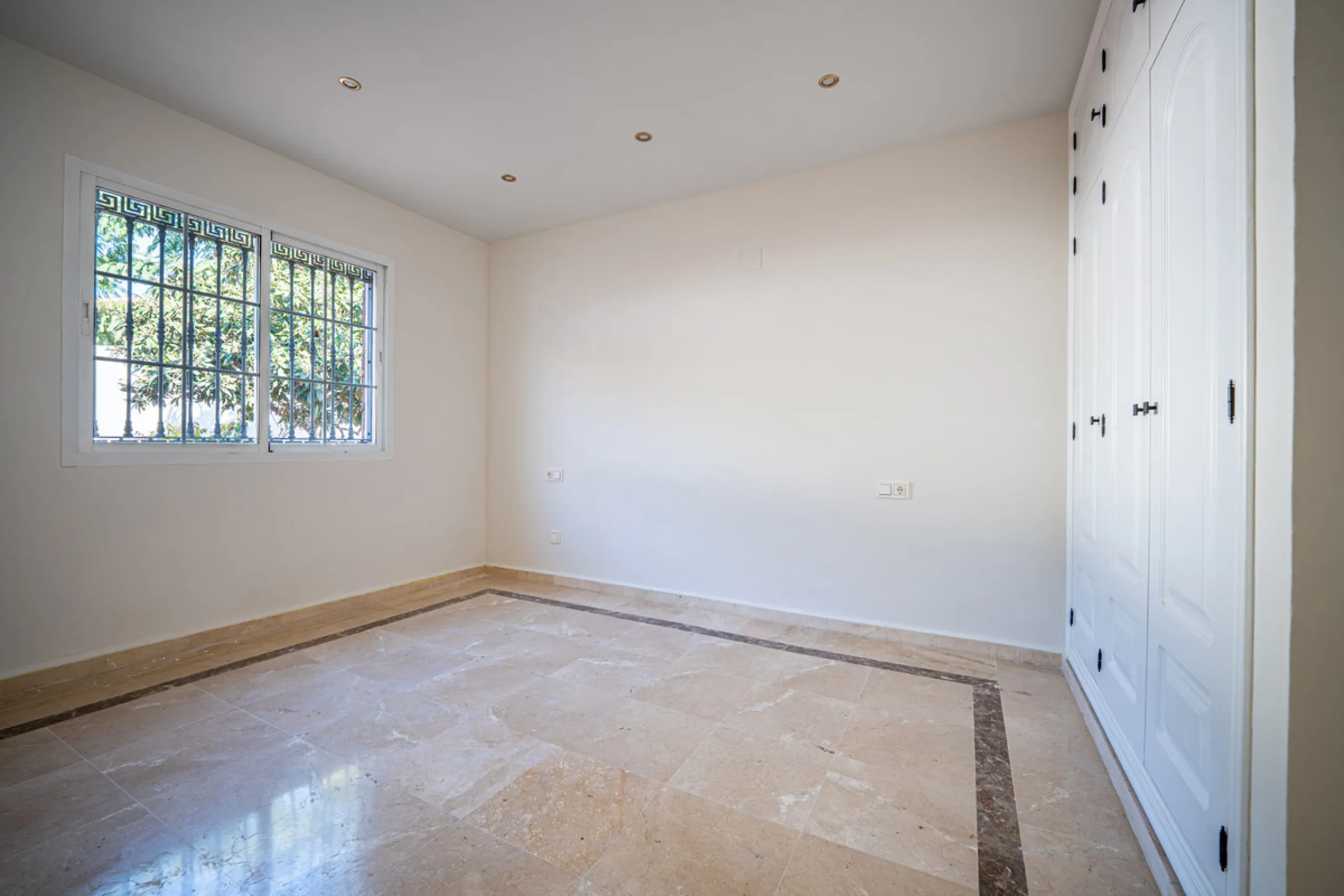 House - Detached Villa в продаже в Marbella, Málaga. В доме 4 спален и 4 ванных комнат. Площадь дома 466 м². Площадь участка 1000 м²