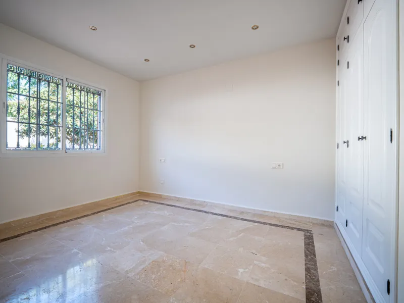 House - Detached Villa в продаже в Marbella, Málaga. В доме 4 спален и 4 ванных комнат. Площадь дома 466 м². Площадь участка 1000 м²