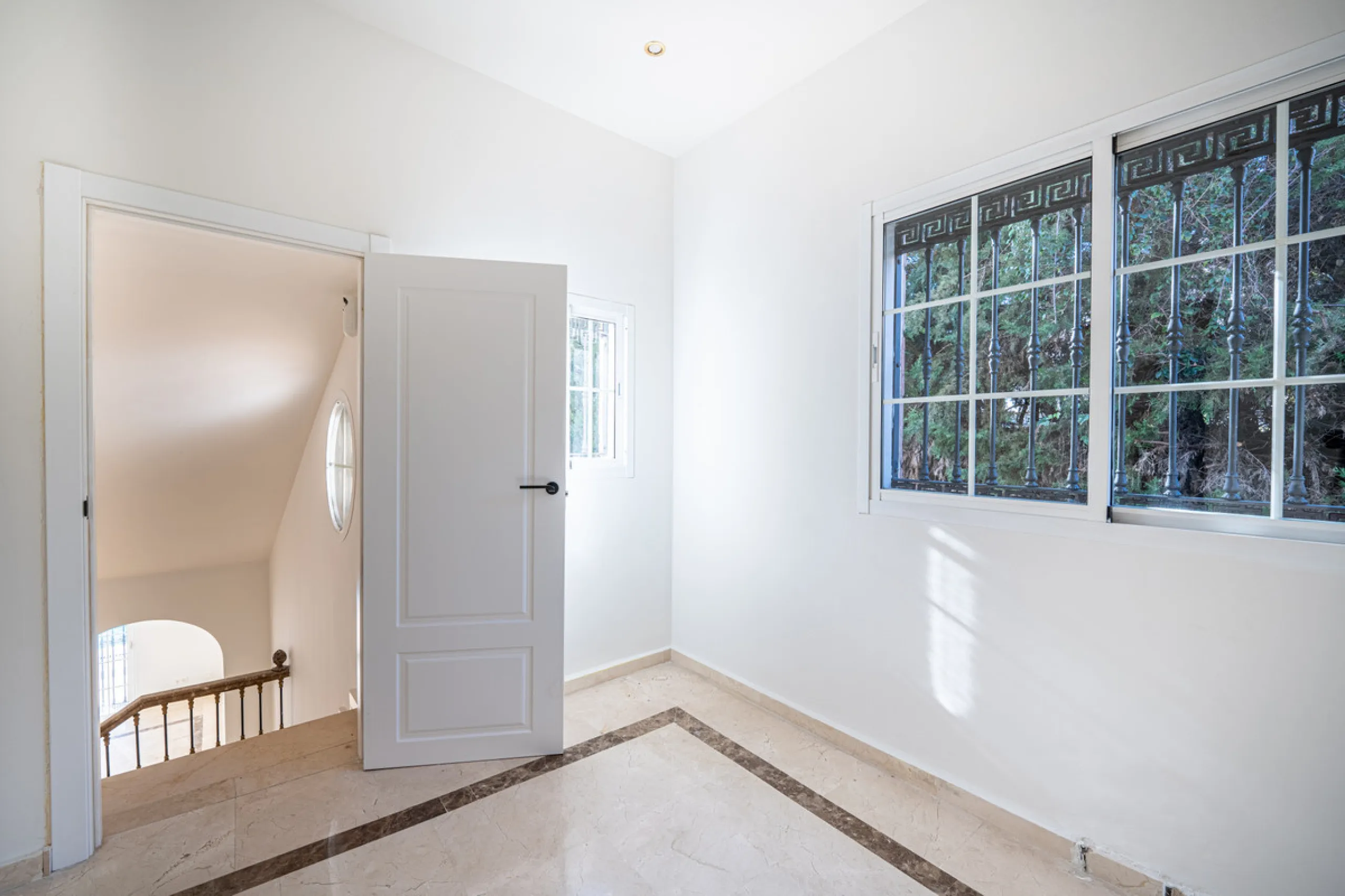House - Detached Villa в продаже в Marbella, Málaga. В доме 4 спален и 4 ванных комнат. Площадь дома 466 м². Площадь участка 1000 м²
