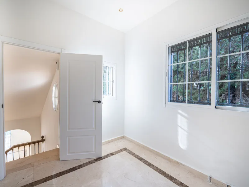 House - Detached Villa в продаже в Marbella, Málaga. В доме 4 спален и 4 ванных комнат. Площадь дома 466 м². Площадь участка 1000 м²