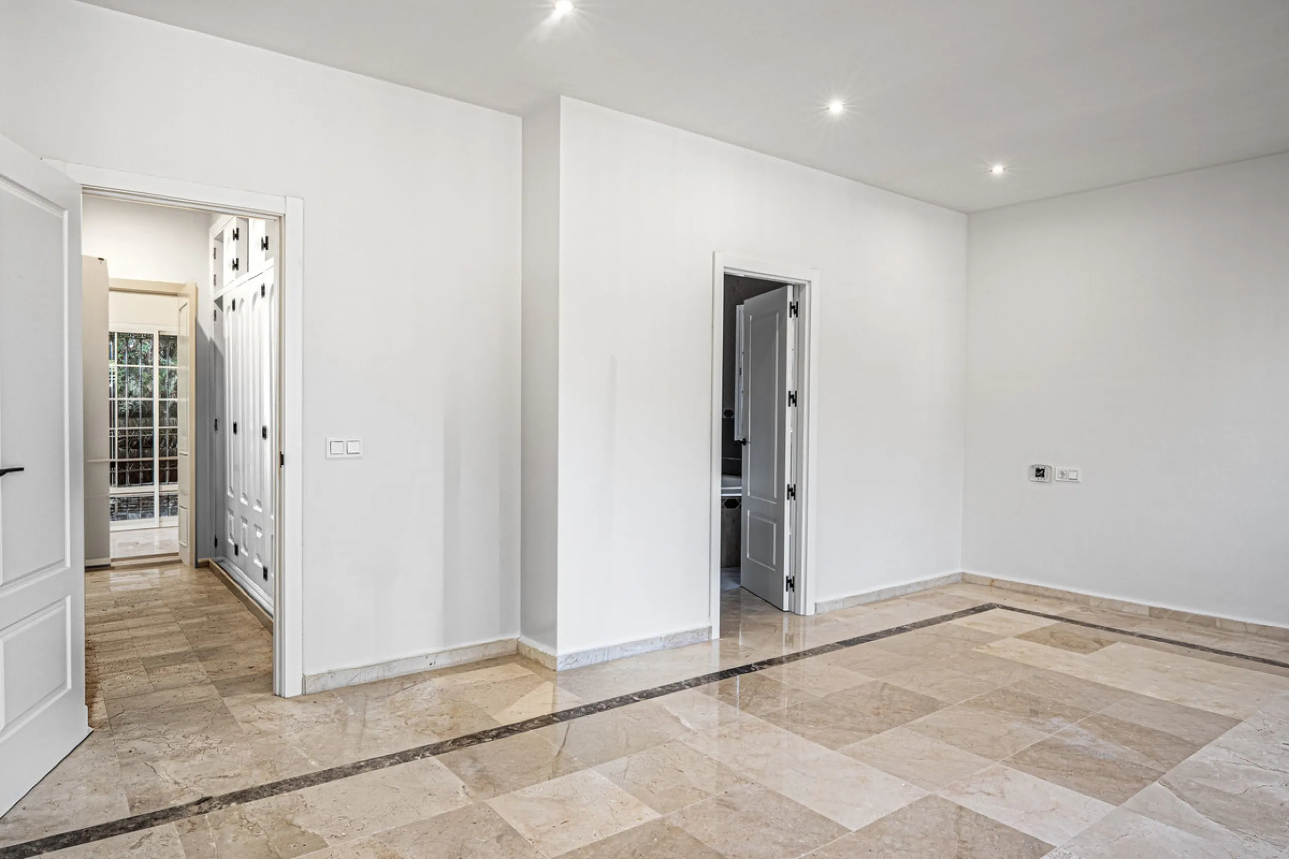 House - Detached Villa в продаже в Marbella, Málaga. В доме 4 спален и 4 ванных комнат. Площадь дома 466 м². Площадь участка 1000 м²