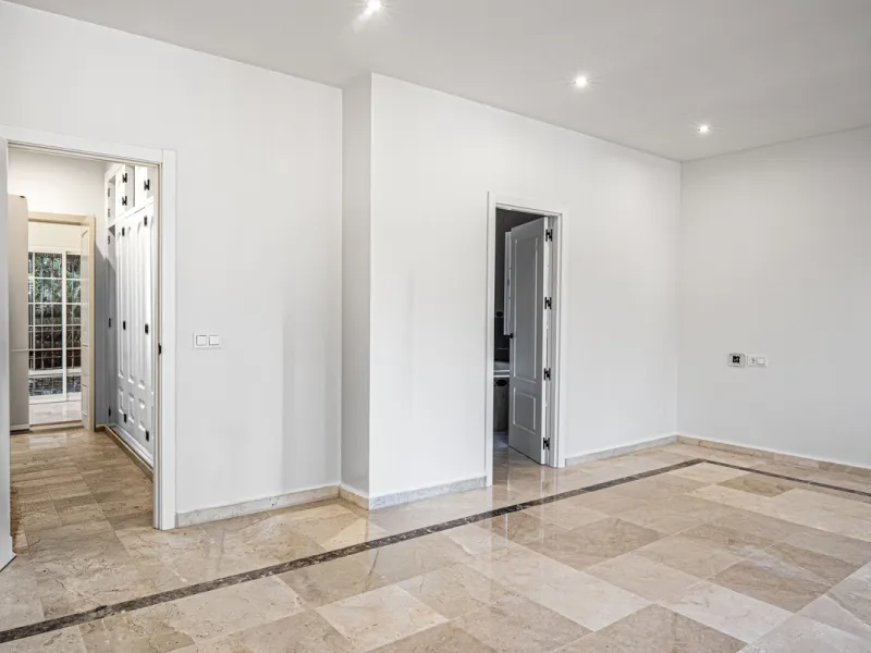 House - Detached Villa в продаже в Marbella, Málaga. В доме 4 спален и 4 ванных комнат. Площадь дома 466 м². Площадь участка 1000 м²