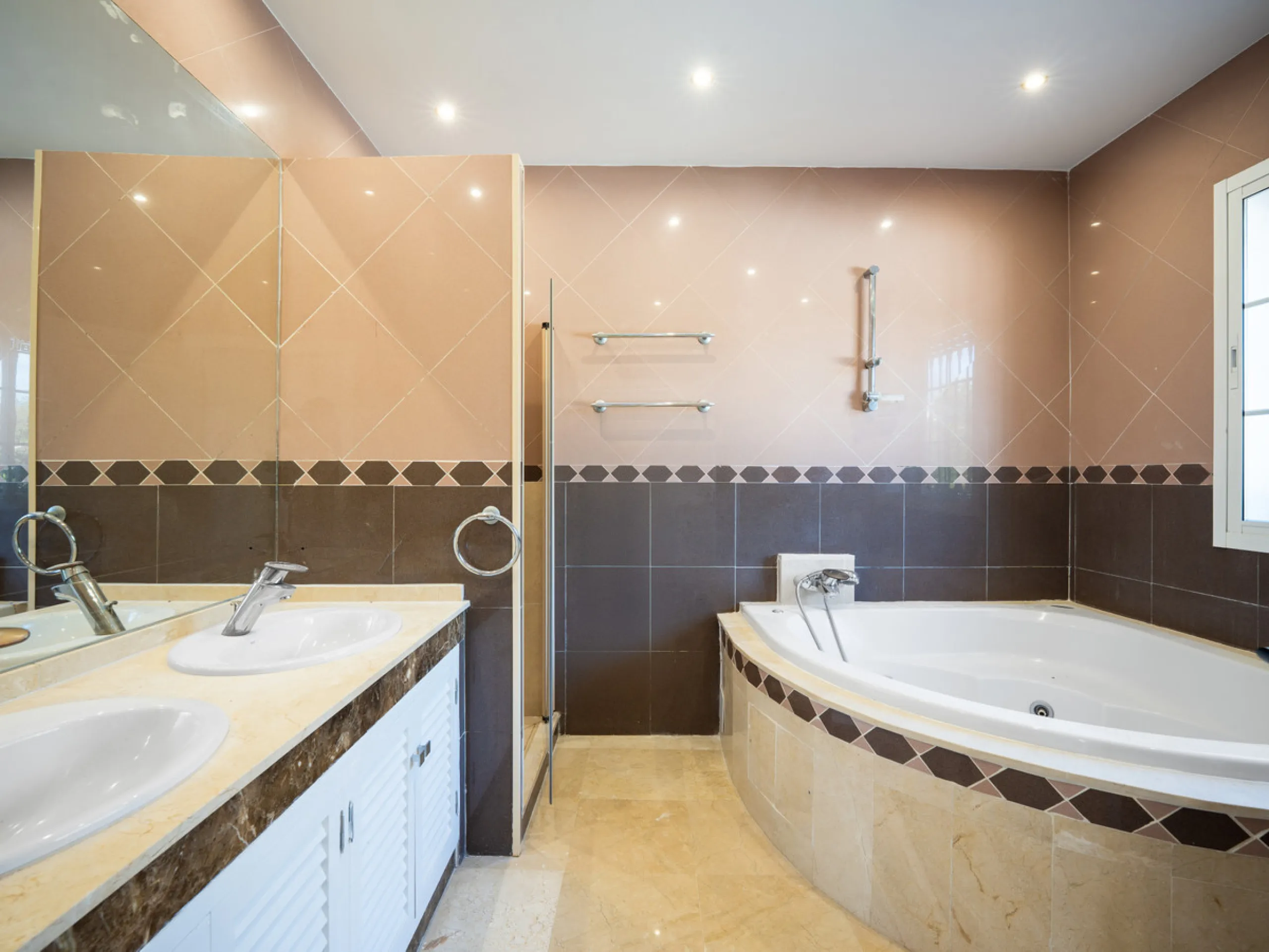 House - Detached Villa в продаже в Marbella, Málaga. В доме 4 спален и 4 ванных комнат. Площадь дома 466 м². Площадь участка 1000 м²