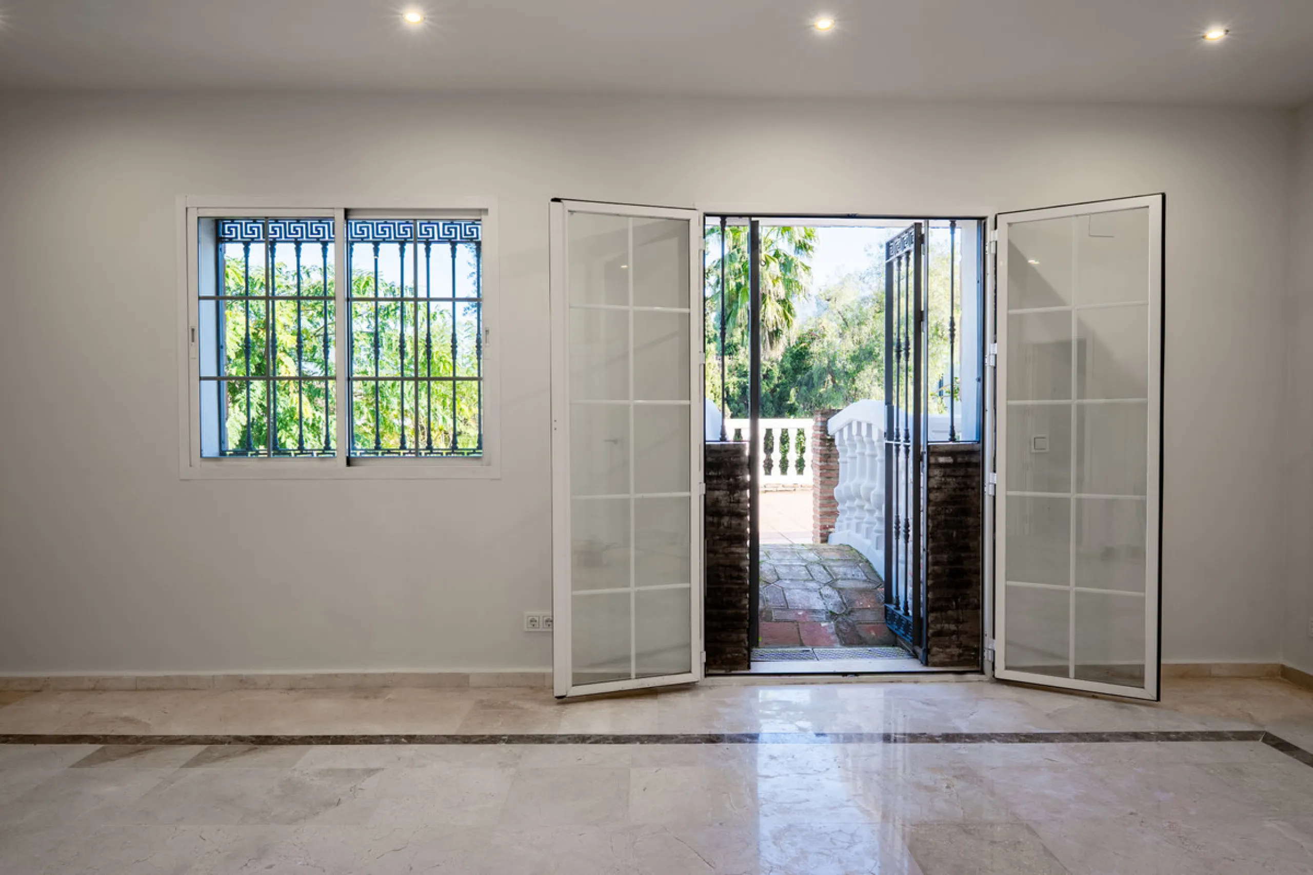 House - Detached Villa в продаже в Marbella, Málaga. В доме 4 спален и 4 ванных комнат. Площадь дома 466 м². Площадь участка 1000 м²