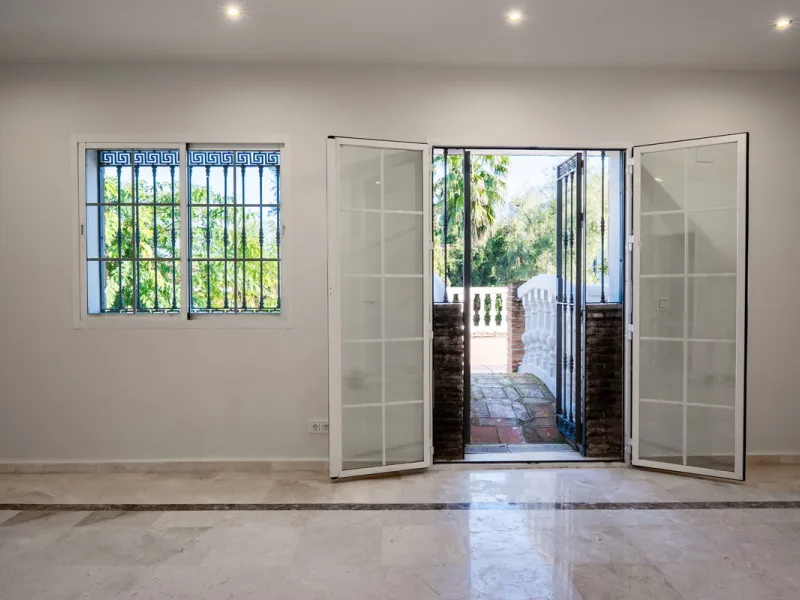 House - Detached Villa в продаже в Marbella, Málaga. В доме 4 спален и 4 ванных комнат. Площадь дома 466 м². Площадь участка 1000 м²
