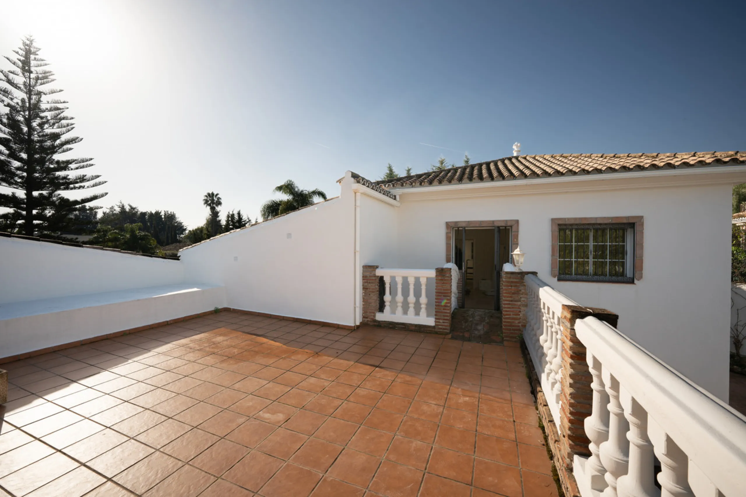 House - Detached Villa в продаже в Marbella, Málaga. В доме 4 спален и 4 ванных комнат. Площадь дома 466 м². Площадь участка 1000 м²