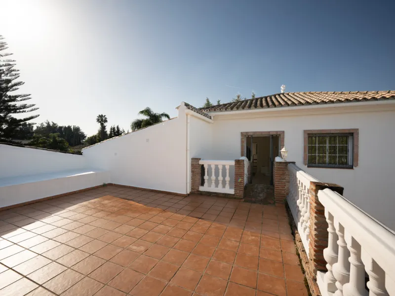 House - Detached Villa в продаже в Marbella, Málaga. В доме 4 спален и 4 ванных комнат. Площадь дома 466 м². Площадь участка 1000 м²