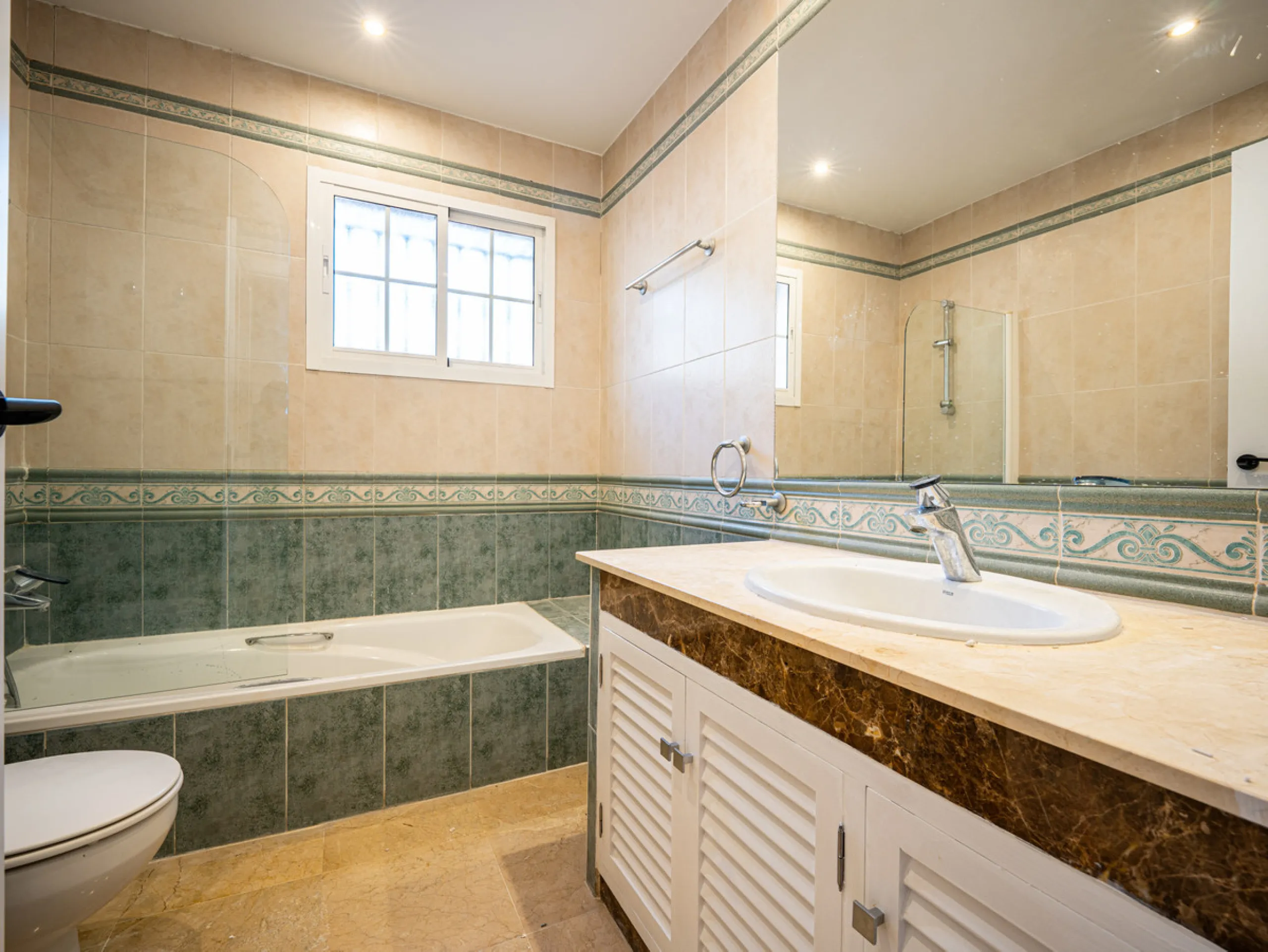 House - Detached Villa в продаже в Marbella, Málaga. В доме 4 спален и 4 ванных комнат. Площадь дома 466 м². Площадь участка 1000 м²
