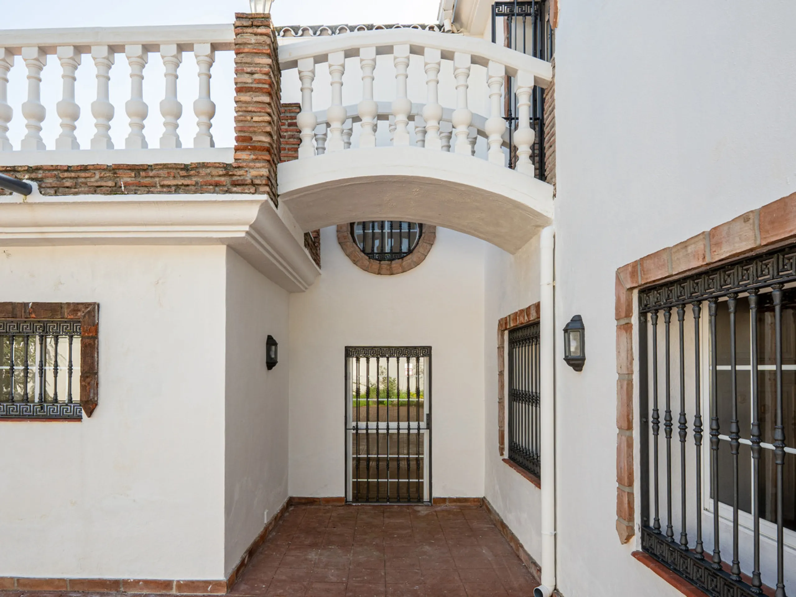 House - Detached Villa в продаже в Marbella, Málaga. В доме 4 спален и 4 ванных комнат. Площадь дома 466 м². Площадь участка 1000 м²
