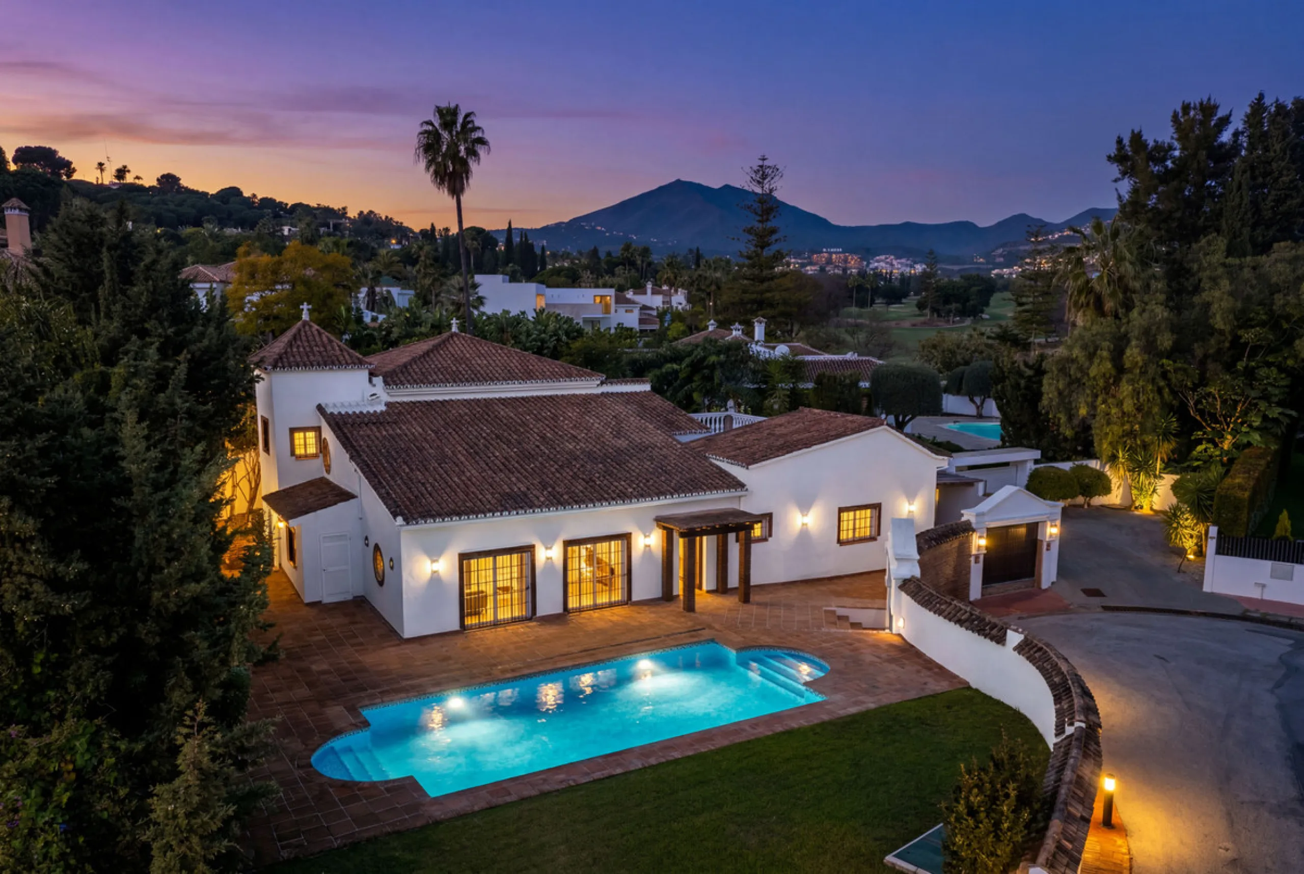 House - Detached Villa в продаже в Marbella, Málaga. В доме 4 спален и 4 ванных комнат. Площадь дома 466 м². Площадь участка 1000 м²