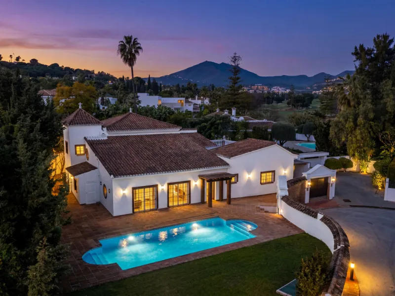 House - Detached Villa в продаже в Marbella, Málaga. В доме 4 спален и 4 ванных комнат. Площадь дома 466 м². Площадь участка 1000 м²