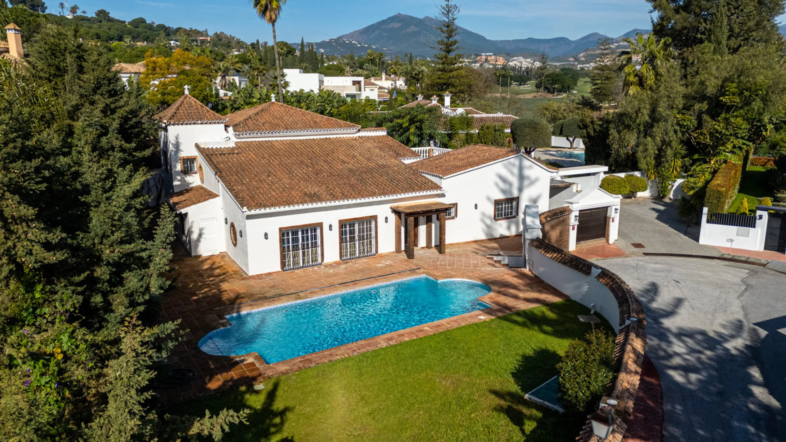 House - Detached Villa в продаже в Marbella, Málaga. В доме 4 спален и 4 ванных комнат. Площадь дома 466 м². Площадь участка 1000 м²