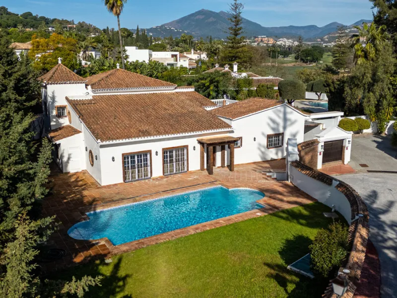 House - Detached Villa в продаже в Marbella, Málaga. В доме 4 спален и 4 ванных комнат. Площадь дома 466 м². Площадь участка 1000 м²