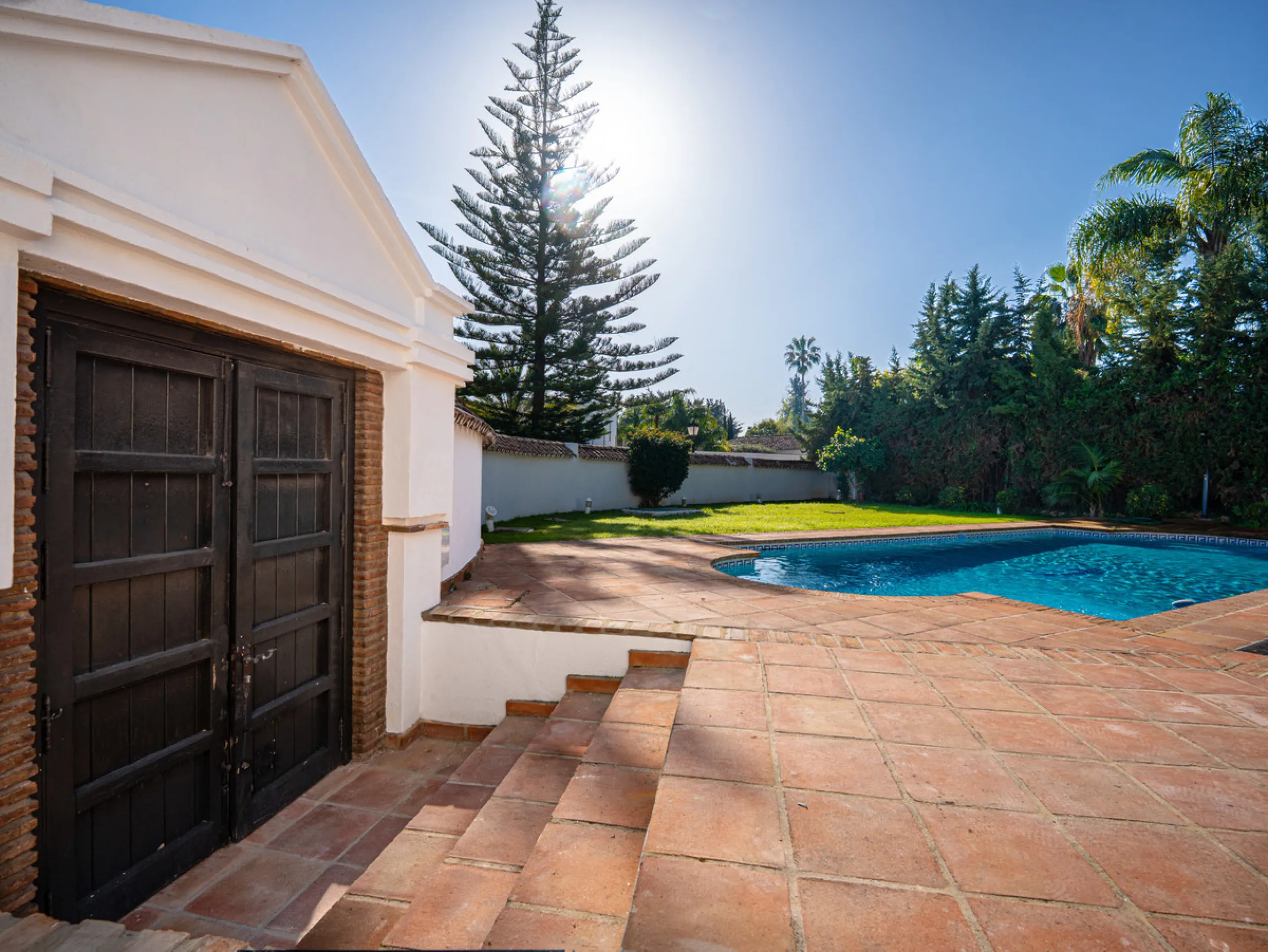 House - Detached Villa в продаже в Marbella, Málaga. В доме 4 спален и 4 ванных комнат. Площадь дома 466 м². Площадь участка 1000 м²