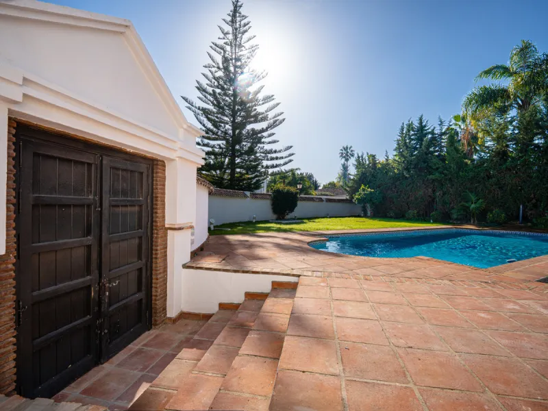 House - Detached Villa в продаже в Marbella, Málaga. В доме 4 спален и 4 ванных комнат. Площадь дома 466 м². Площадь участка 1000 м²