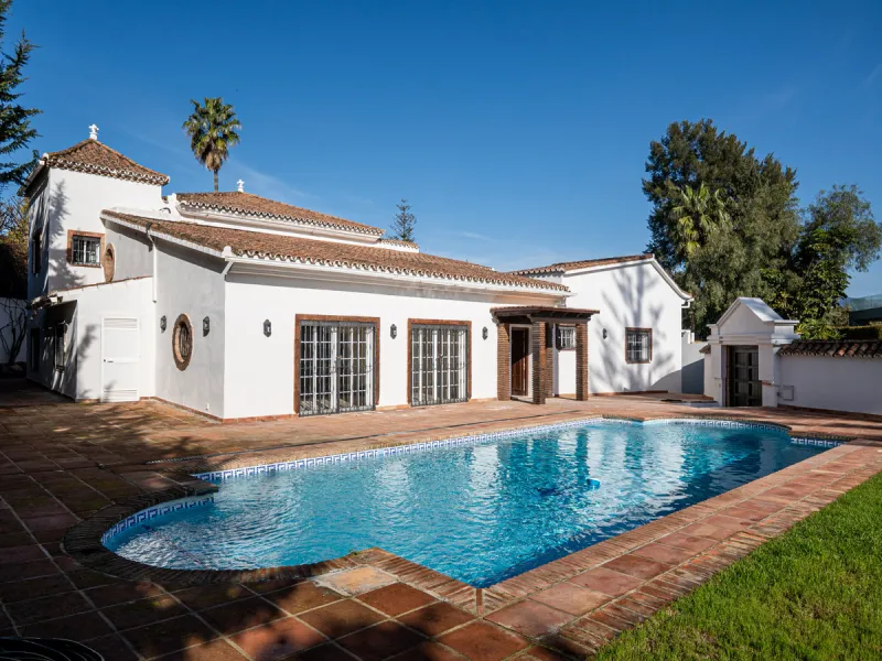 House - Detached Villa в продаже в Marbella, Málaga. В доме 4 спален и 4 ванных комнат. Площадь дома 466 м². Площадь участка 1000 м²