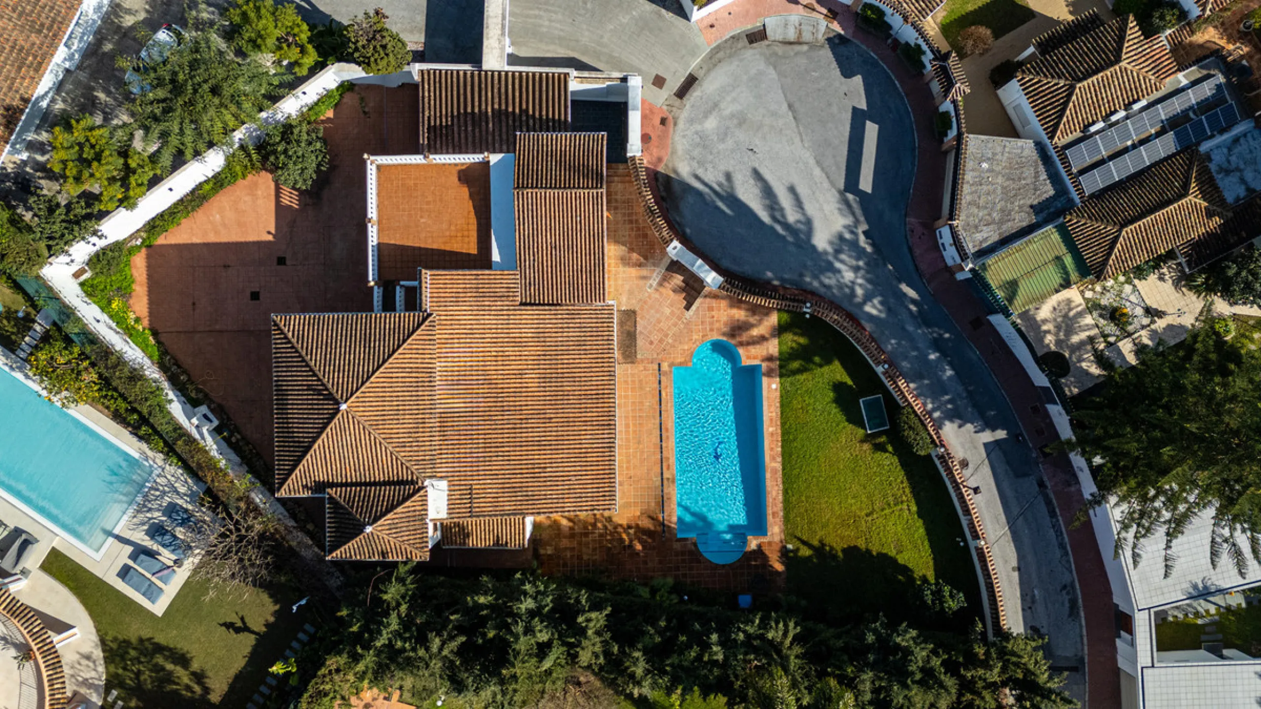 House - Detached Villa в продаже в Marbella, Málaga. В доме 4 спален и 4 ванных комнат. Площадь дома 466 м². Площадь участка 1000 м²