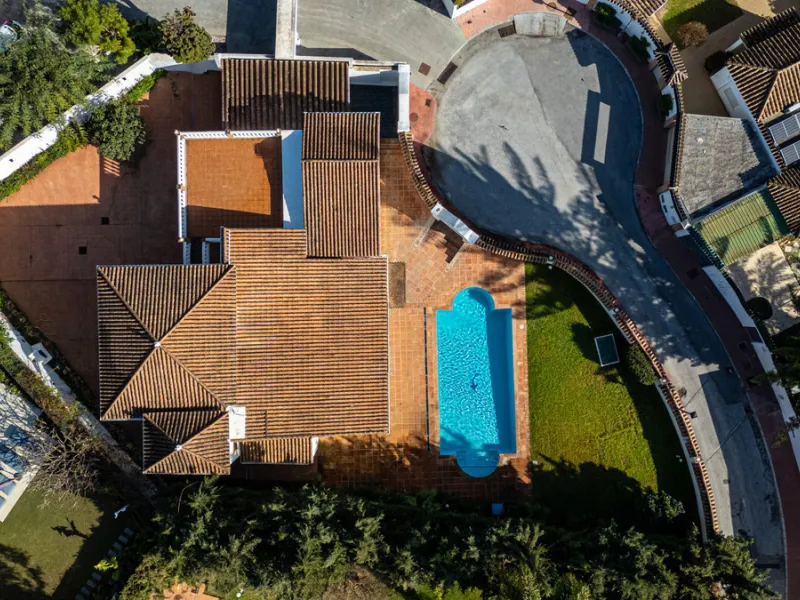 House - Detached Villa в продаже в Marbella, Málaga. В доме 4 спален и 4 ванных комнат. Площадь дома 466 м². Площадь участка 1000 м²
