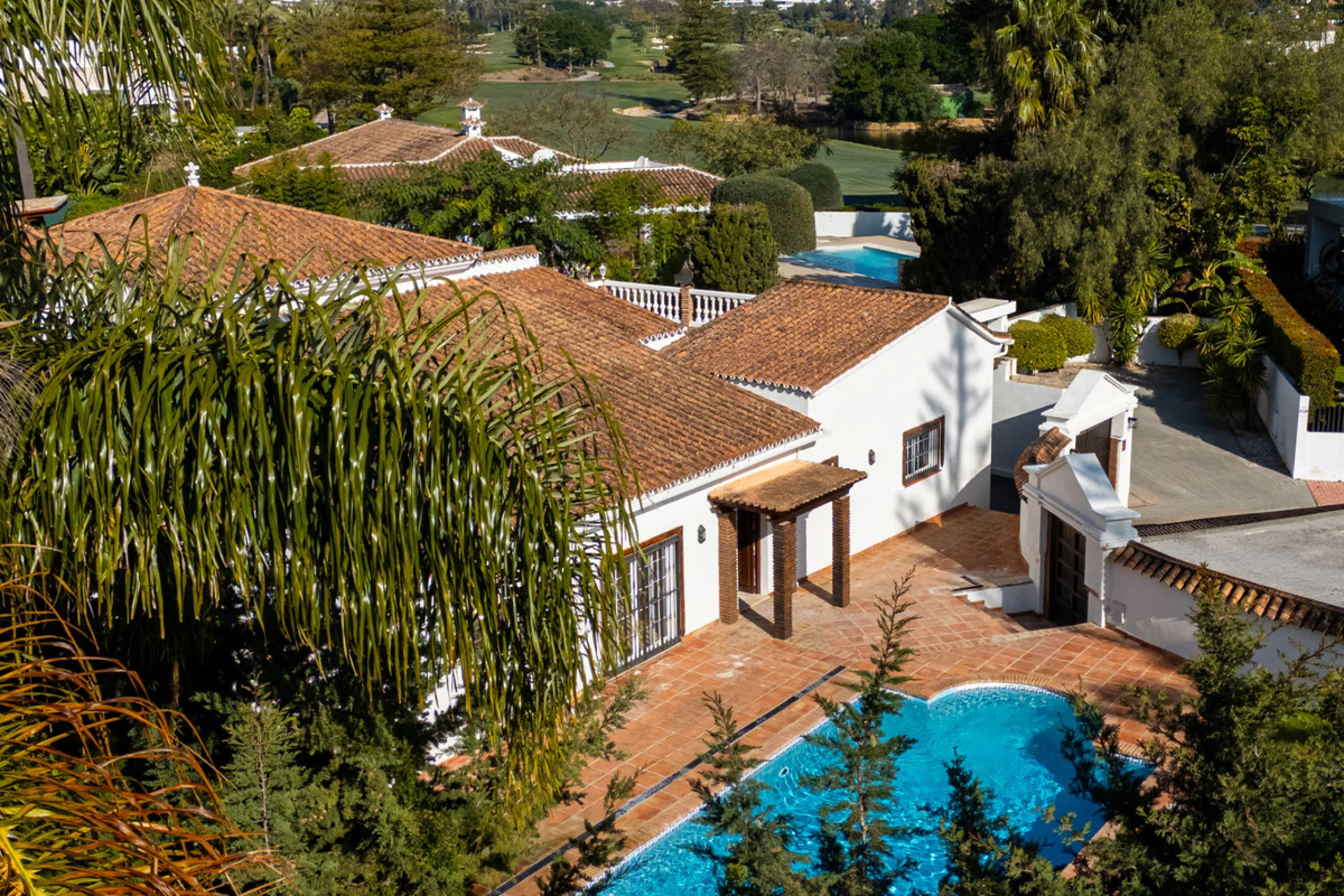 House - Detached Villa в продаже в Marbella, Málaga. В доме 4 спален и 4 ванных комнат. Площадь дома 466 м². Площадь участка 1000 м²