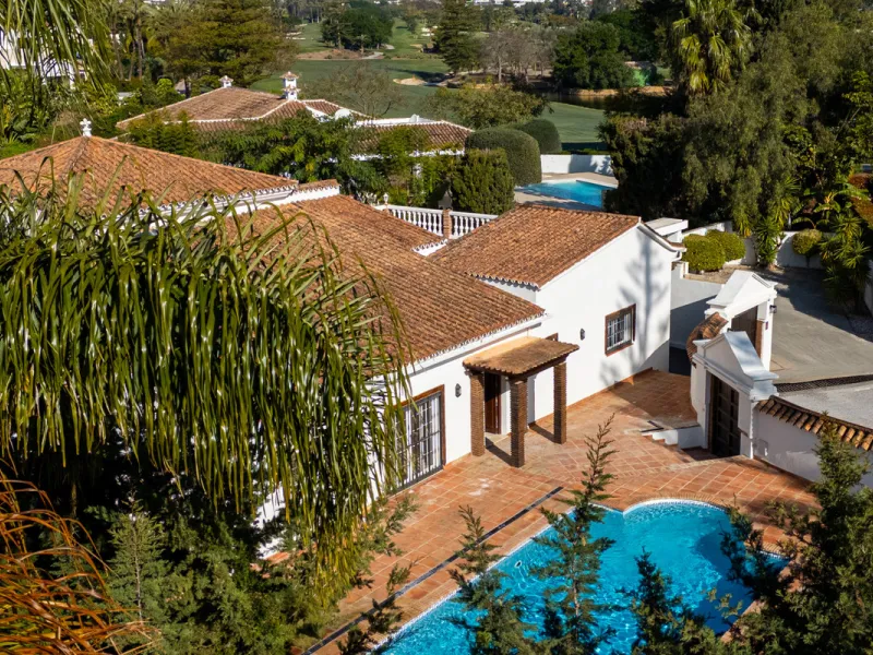 House - Detached Villa в продаже в Marbella, Málaga. В доме 4 спален и 4 ванных комнат. Площадь дома 466 м². Площадь участка 1000 м²