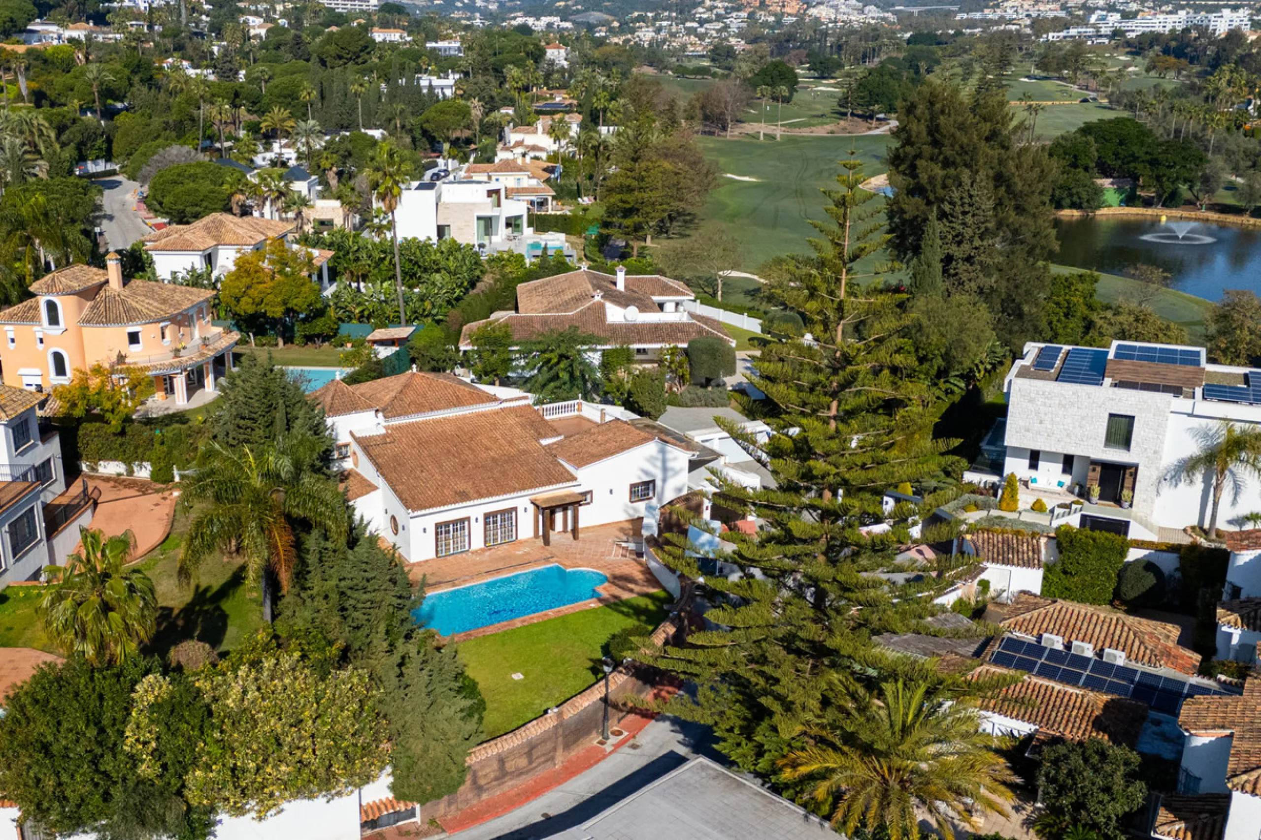 House - Detached Villa в продаже в Marbella, Málaga. В доме 4 спален и 4 ванных комнат. Площадь дома 466 м². Площадь участка 1000 м²