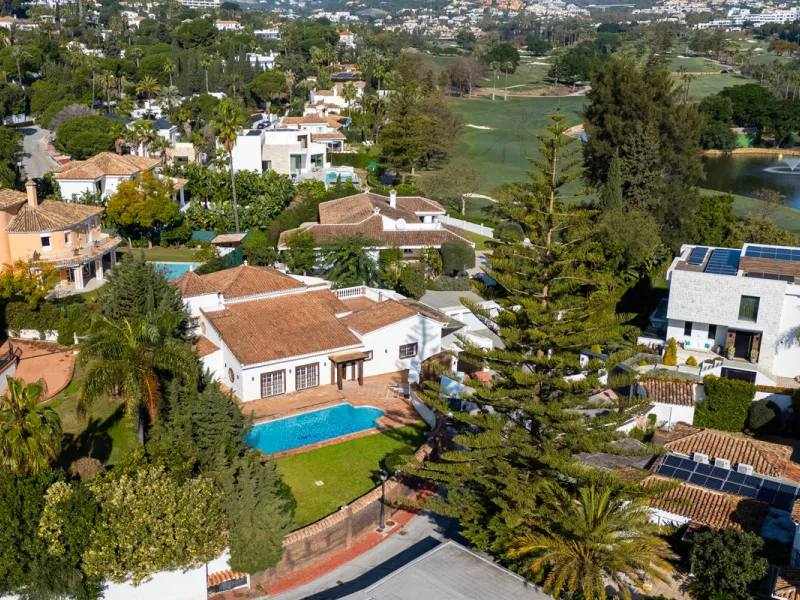 House - Detached Villa в продаже в Marbella, Málaga. В доме 4 спален и 4 ванных комнат. Площадь дома 466 м². Площадь участка 1000 м²