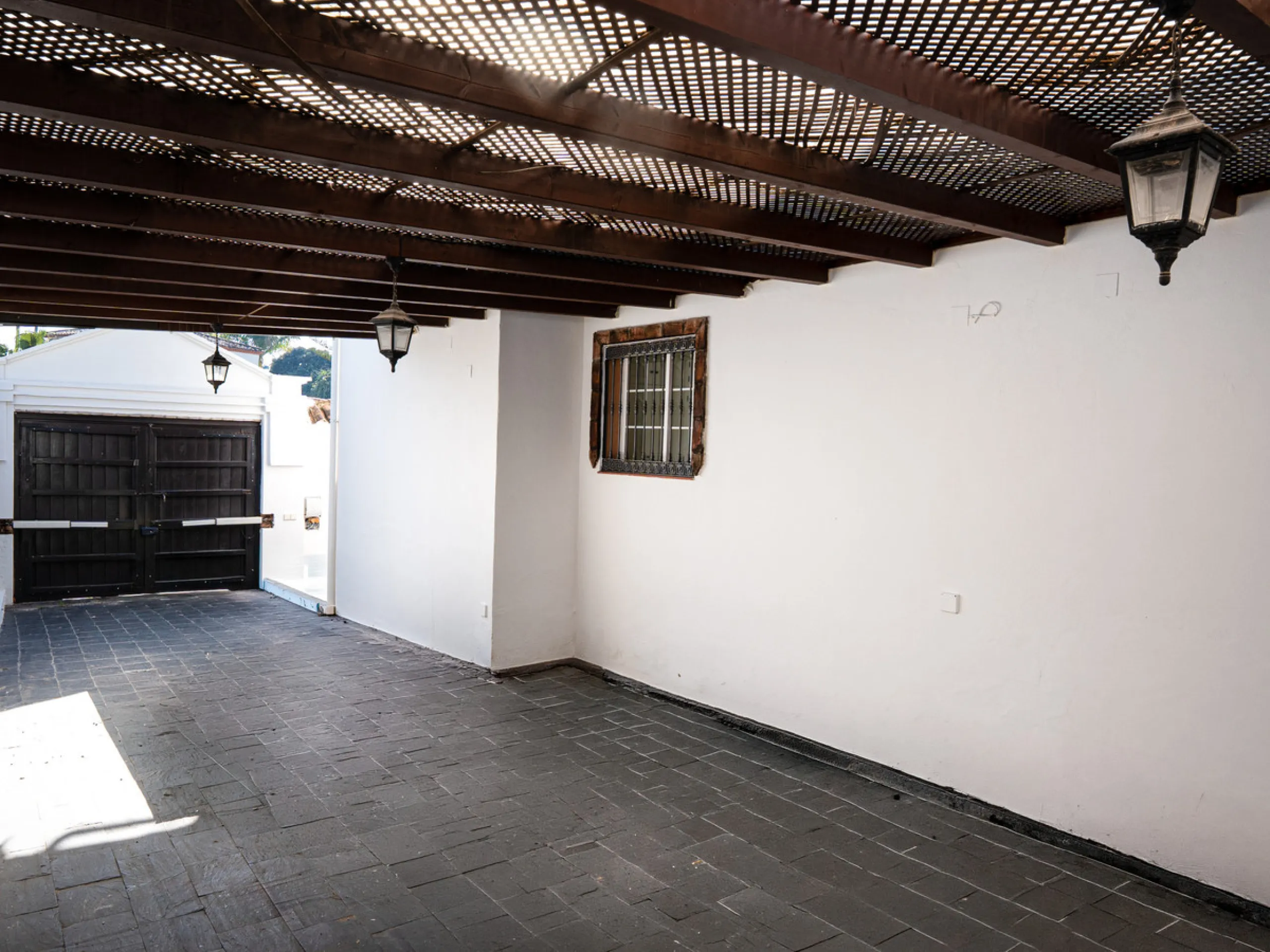 House - Detached Villa в продаже в Marbella, Málaga. В доме 4 спален и 4 ванных комнат. Площадь дома 466 м². Площадь участка 1000 м²
