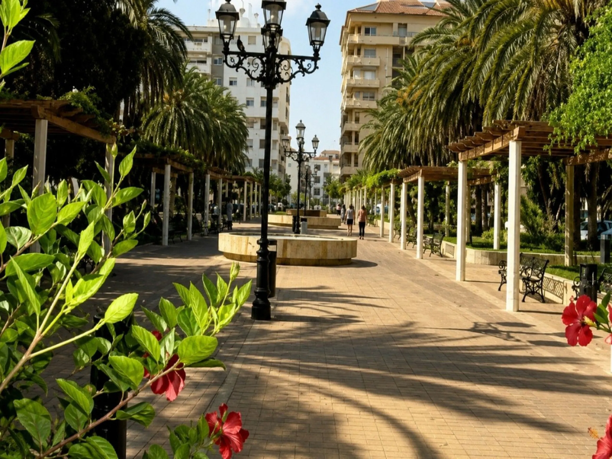 This luxurious duplex penthouse is located in the heart of Fuengirola, just a 10-minute walk from the city center and 400 meters from the beach. Surrounded by essential amenities such as clinics, schools, shopping areas, and public transport, this propert