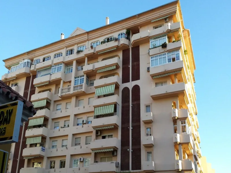 This luxurious duplex penthouse is located in the heart of Fuengirola, just a 10-minute walk from the city center and 400 meters from the beach. Surrounded by essential amenities such as clinics, schools, shopping areas, and public transport, this propert