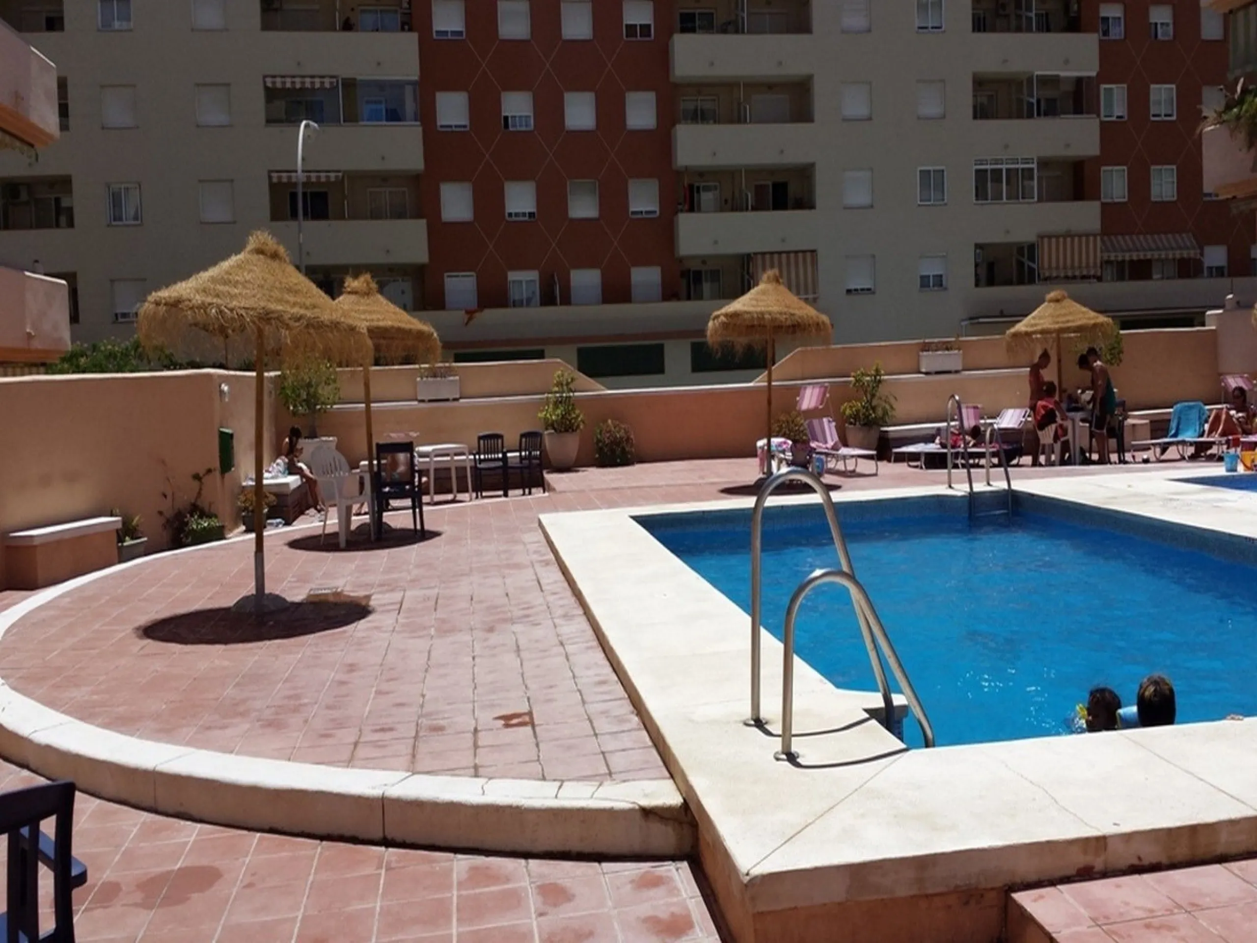 This luxurious duplex penthouse is located in the heart of Fuengirola, just a 10-minute walk from the city center and 400 meters from the beach. Surrounded by essential amenities such as clinics, schools, shopping areas, and public transport, this propert