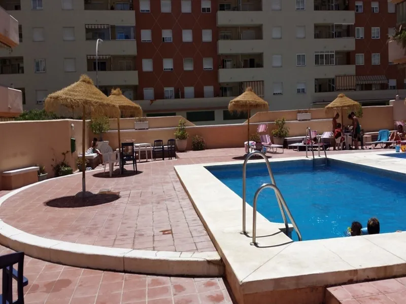 This luxurious duplex penthouse is located in the heart of Fuengirola, just a 10-minute walk from the city center and 400 meters from the beach. Surrounded by essential amenities such as clinics, schools, shopping areas, and public transport, this propert