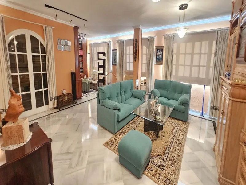 This luxurious duplex penthouse is located in the heart of Fuengirola, just a 10-minute walk from the city center and 400 meters from the beach. Surrounded by essential amenities such as clinics, schools, shopping areas, and public transport, this propert