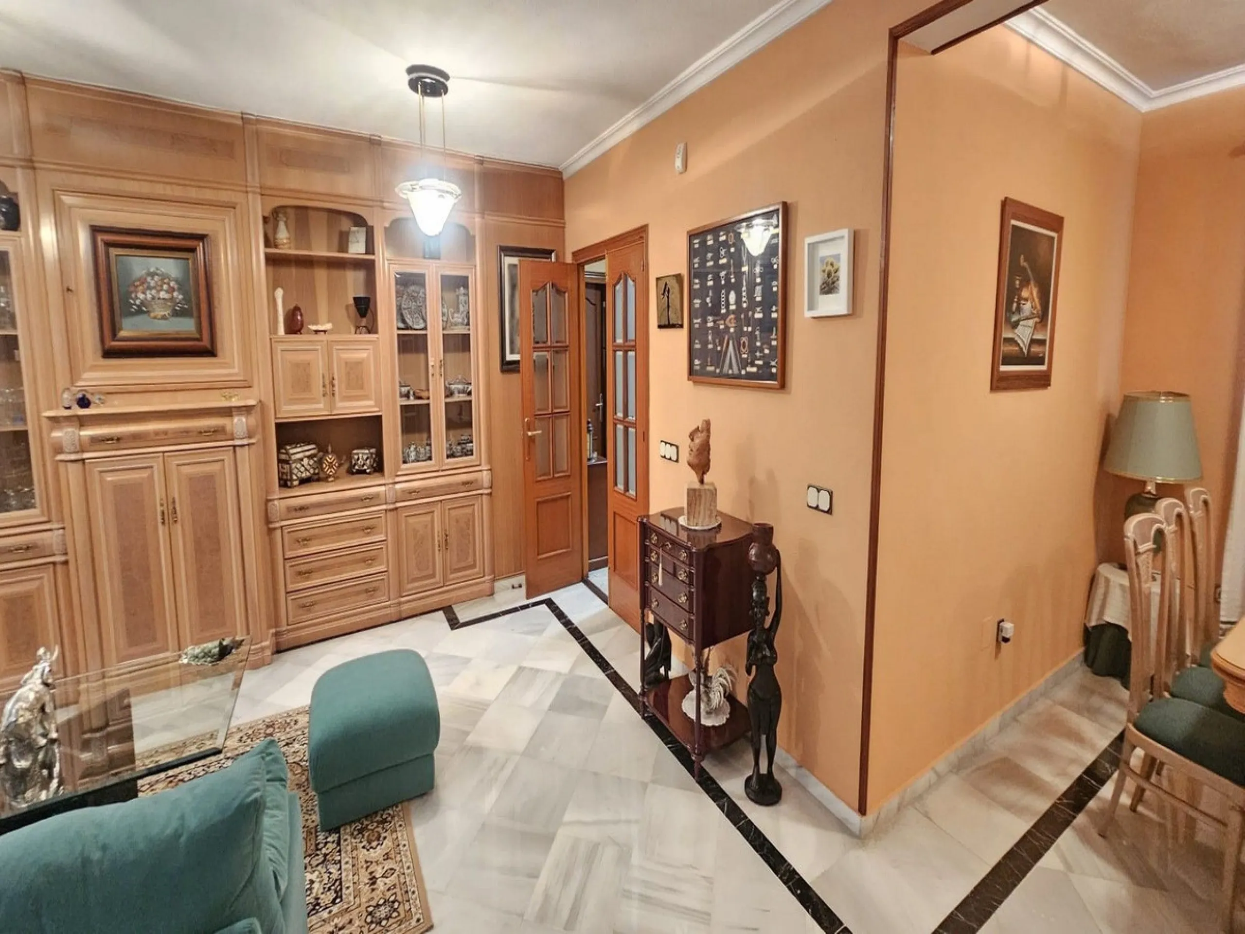 This luxurious duplex penthouse is located in the heart of Fuengirola, just a 10-minute walk from the city center and 400 meters from the beach. Surrounded by essential amenities such as clinics, schools, shopping areas, and public transport, this propert