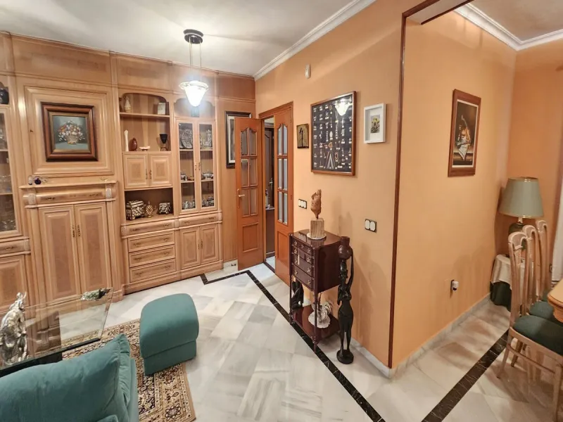 This luxurious duplex penthouse is located in the heart of Fuengirola, just a 10-minute walk from the city center and 400 meters from the beach. Surrounded by essential amenities such as clinics, schools, shopping areas, and public transport, this propert