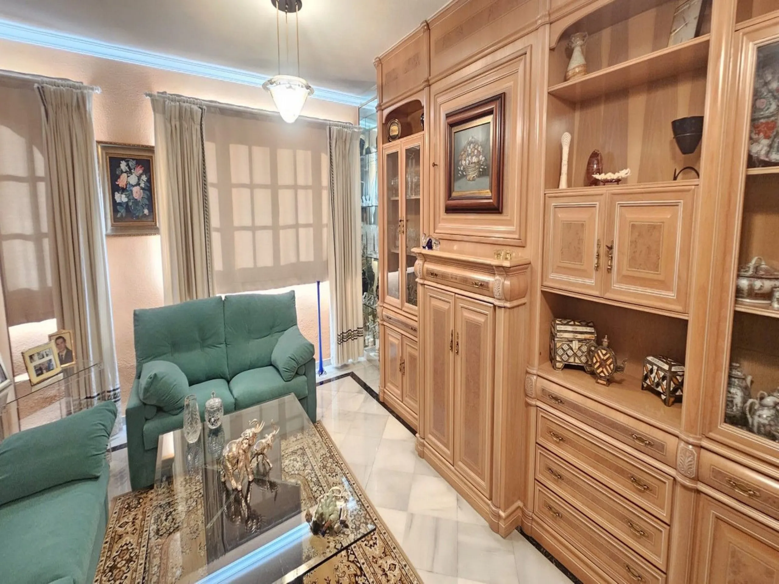 This luxurious duplex penthouse is located in the heart of Fuengirola, just a 10-minute walk from the city center and 400 meters from the beach. Surrounded by essential amenities such as clinics, schools, shopping areas, and public transport, this propert